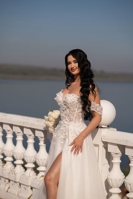 весільна сукня зі шлейфом та високим розрізом
