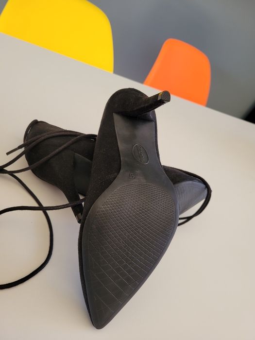 Buty na obcasie wiązane szpilki