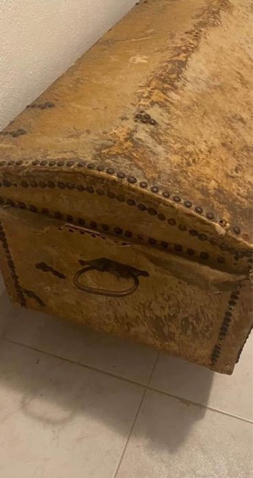 Baú arca em pele com pés removiveis
