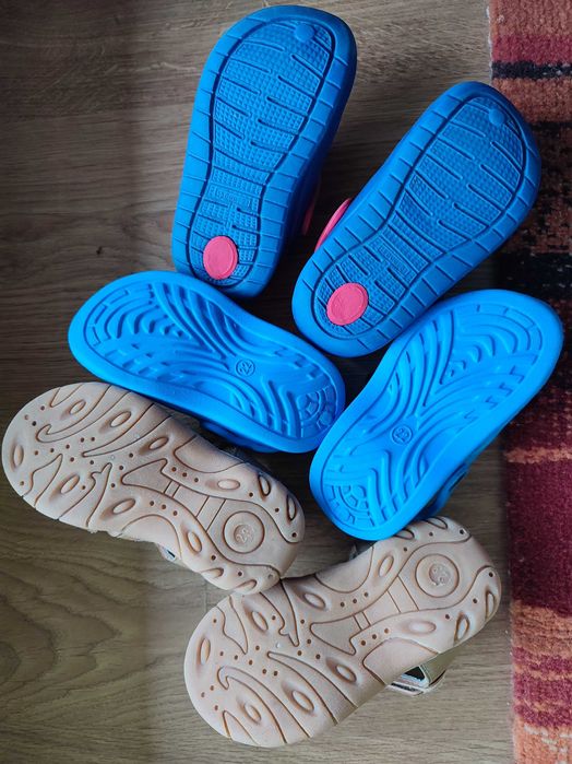 Chinelos de menino vendo em conjunto