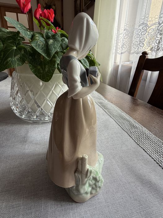 Figurka Dziewczynka z Motylem Nao Lladro