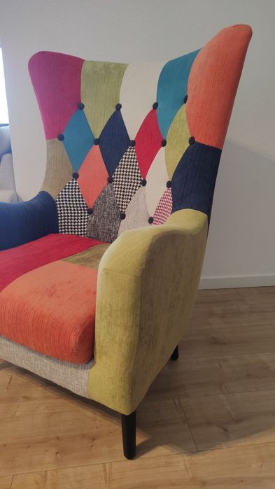 Cadeirão com estampa patchwork colorida