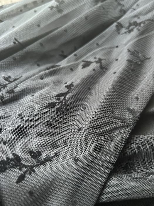 czarna ozdobna sukienka