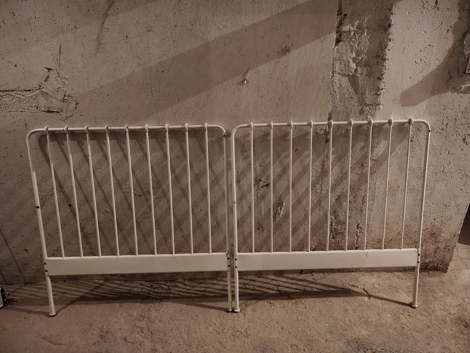 Biała metalowa rama łóżka