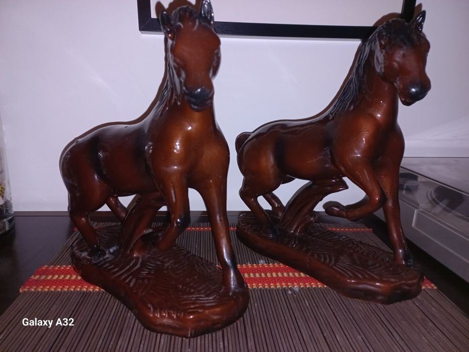 Duas Estatuetas de cavalos