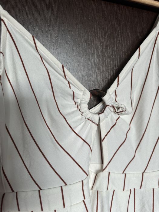 Kombinezon kremowy w brązowe paski M Bershka