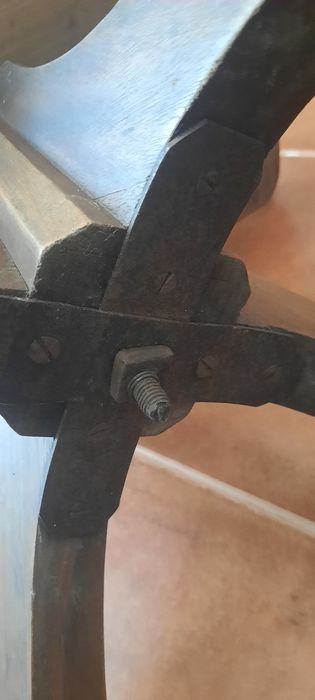 Cadeira antiga de madeira com suporte em ferro