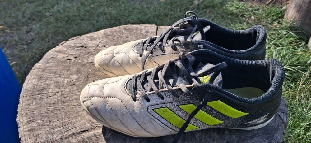 Футзалки Adidas  .