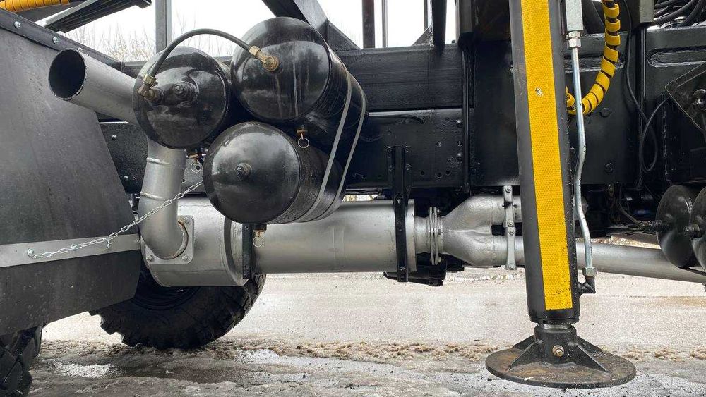 КАМАЗ 4310, лісовоз із маніпулятором