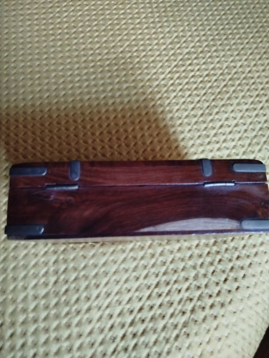 Caixa de madeira maciça com 20 cm de compri 13 larg 6 altura