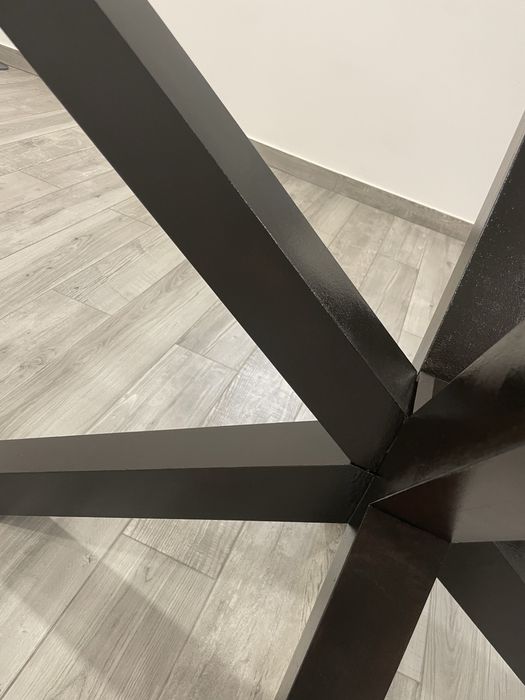 Mesa  de vidro e pernas de madeira  na cor nogueira