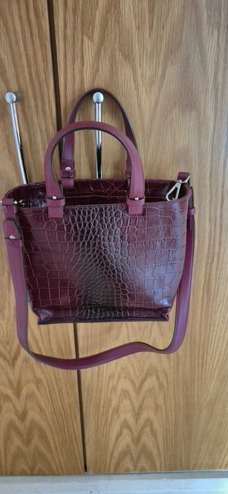 Bordeaux-colored bag with handle