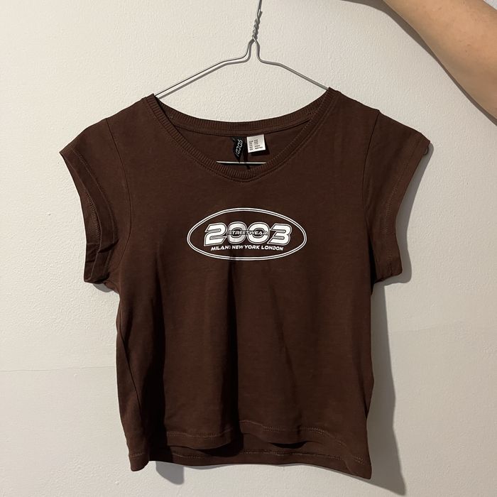 Brązowy top z napisem