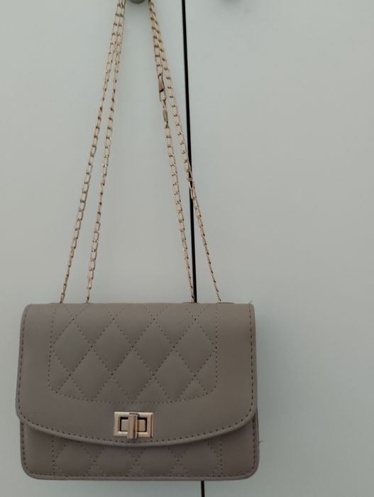 Mala creme com corrente dourada. Nova.