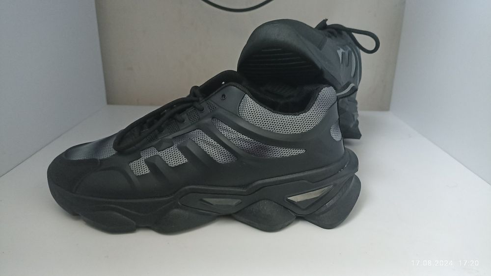 Кроссовки черные