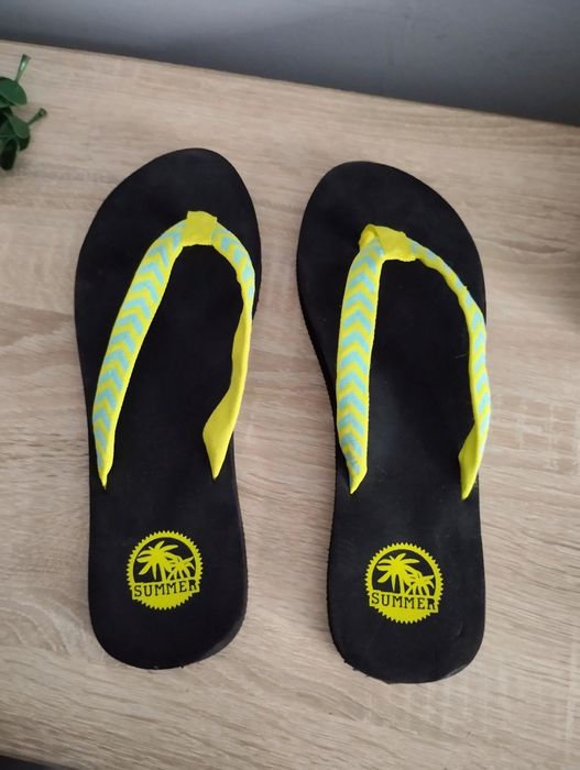 Klapki japonki z neonowymi paskami
