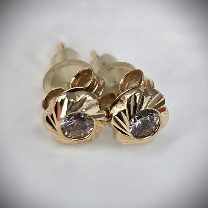 Delikatne Złote Kolczyki APART Z Cyrkoniami Próba 585 14K Waga 0,47g