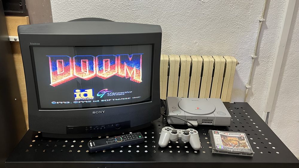 TV Sony Trinitron KV-20WS1E + PS1 Playstation 1 + Doom