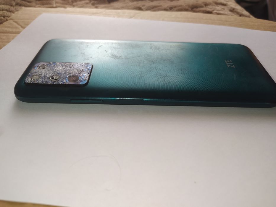 Продам ZTE Blade V30 vita 4/128(Розбитий екран / На запчастини)