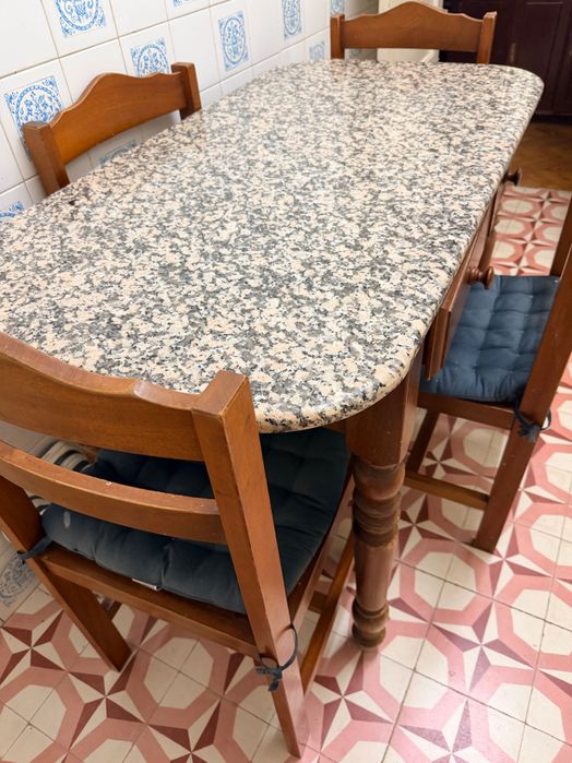 Mesa de madeira com pedra