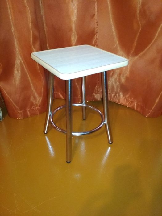 Стіл кухонний розкладний на металевих ніжках.