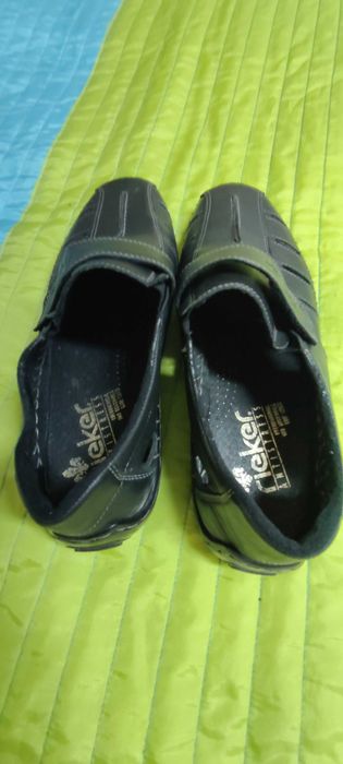 Sapatos novos pretos em pele de verão da Rieker, n.º 42