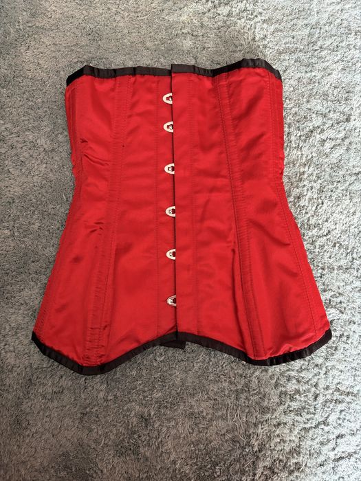 Вінтажний червоний корсет