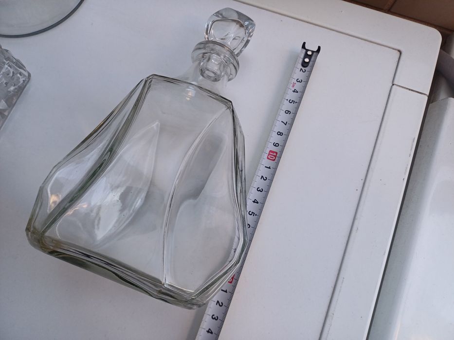 2 garrafas antigas de vidro para licores, whisky, etc.