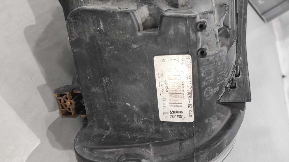 Farol BMW Serie 1 (E81/E82/E87/E88) Esquerdo Xenon Pré-LCI Com Angel Eyes