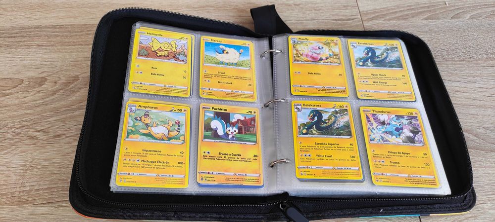 um albo(caderneta) de cromos com cartas dentro albo cheio de cartas