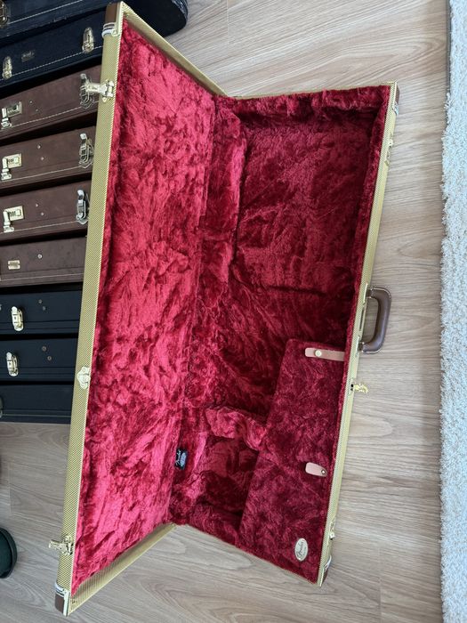 Кейси гітарні - Fender Tweed, Gibson LP 1980, Postal Monkey