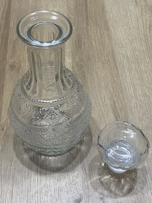 Garrafa de vidro  para vinho , licor , aguardente .