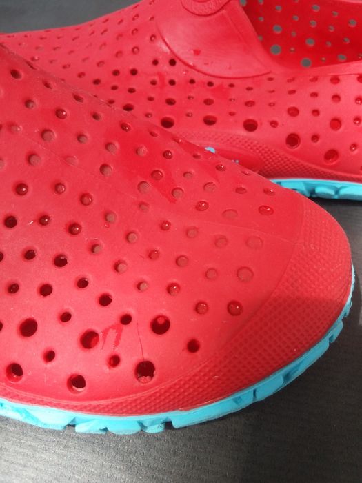 Продам аквашузы, тапочки для пляжа.