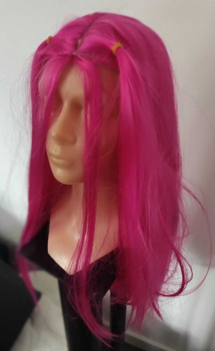 Peruka cosplay, różowa z dwoma warkoczykami i siatką na włosy