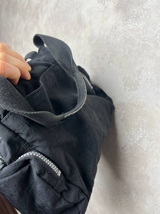 чорна нейлонова сумка Kipling