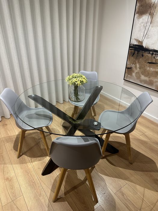 Mesa de jantar e cadeiras