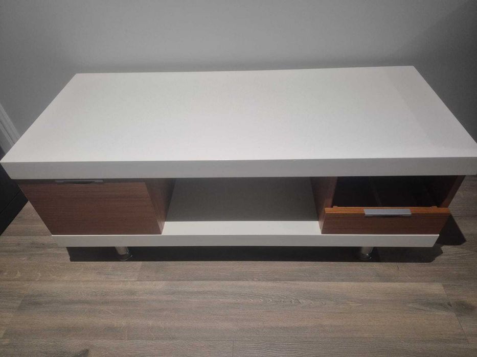 Móvel para televisão de linhas modernas e madeira maciça.