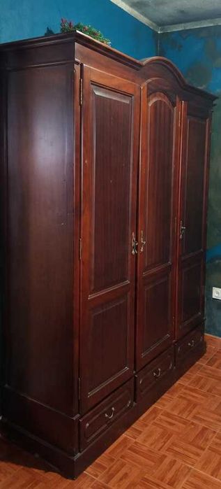 Conjunto de Quarto VINTAGE em Mogno | Guarda-Roupa + Estante c/ Espelho + Mesinha de Cabeceira