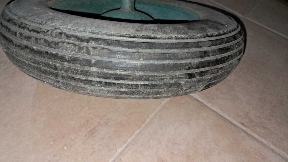 Roda anti-furo para carrinho de mão.