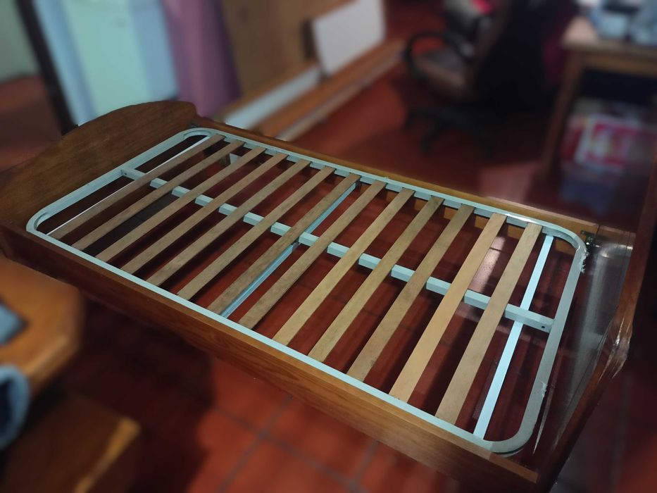 Cama de solteiro com estrado (180cm x 100cm)