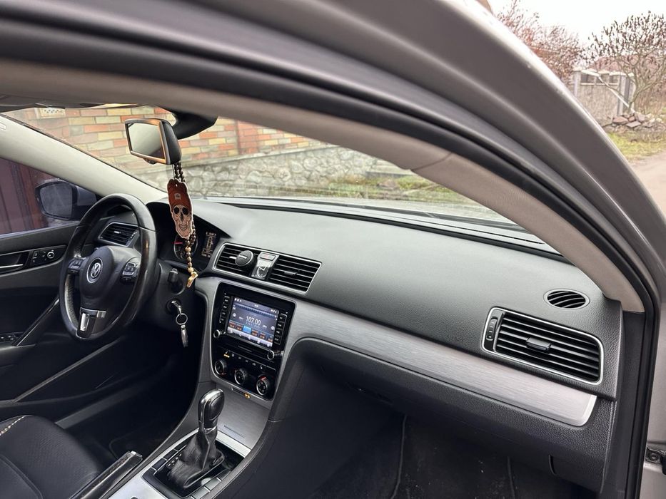 Volkswagen Passat B7 2012 2.5 газ/бензин