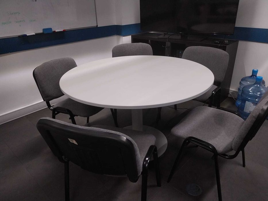 secretárias e outras mesas