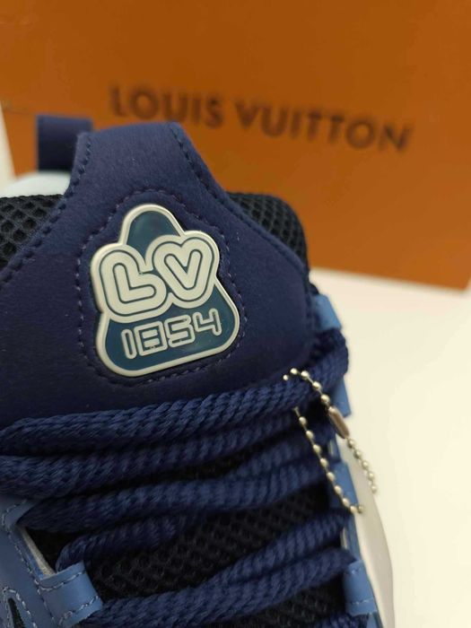 Sapatilhas azuis de qualidade excelente em caixa