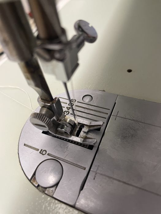 Máquina de costura SINGER em ferro, a funcionar!