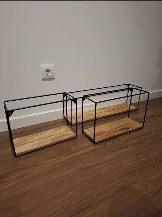 Prateleiras novas em madeira e metal preto