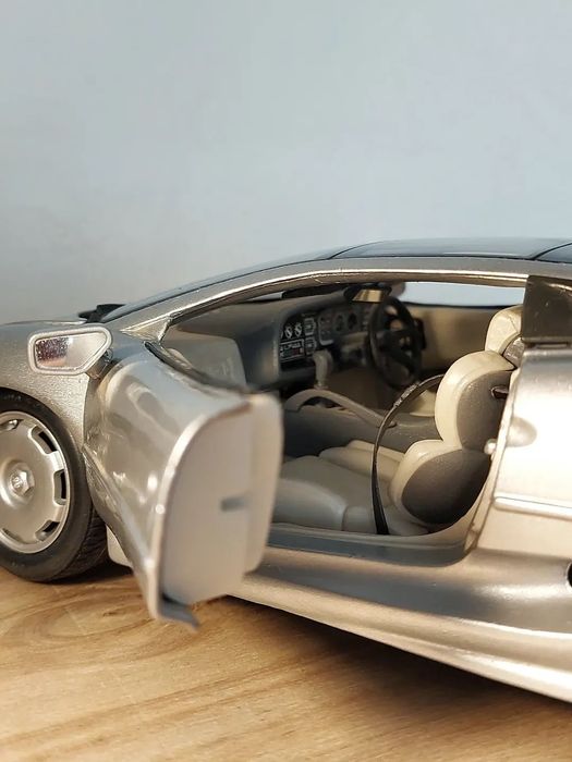 Модель 1/18 Jaguar XJ 220