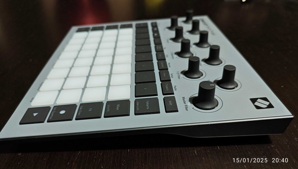 Novation Circuit Rythm em estado imaculado