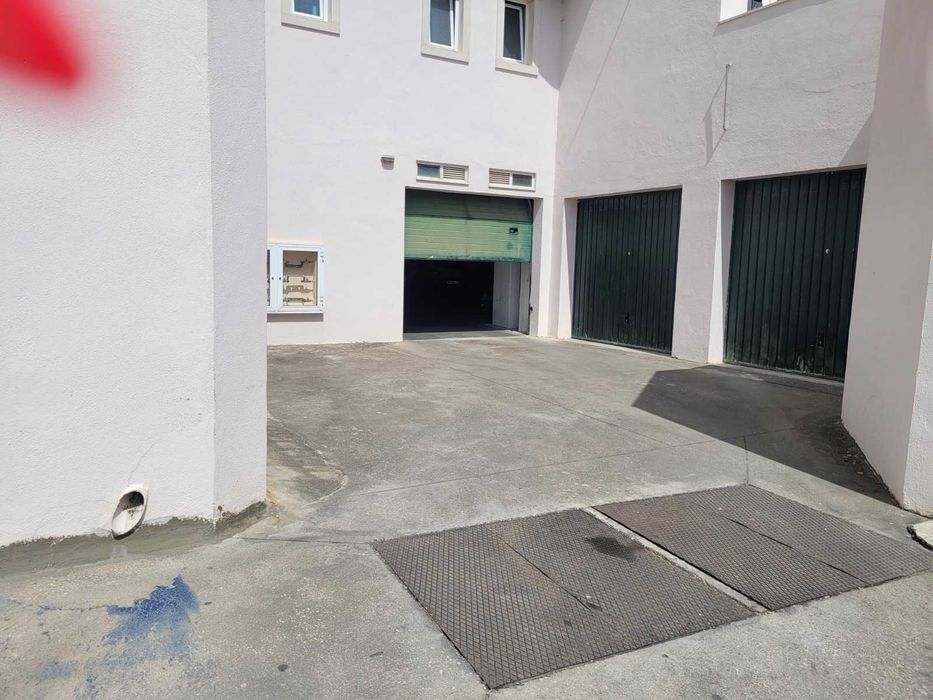 Parqueamento/garagem ,carregado
