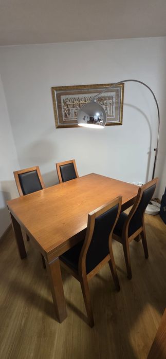 Conjunto de mesa de jantar e cadeiras