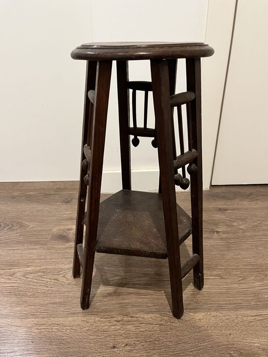 Pequena mesa vintage de apoio em madeira